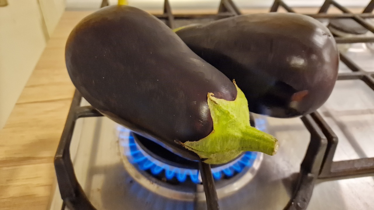 Bagning af aubergine på gasblus