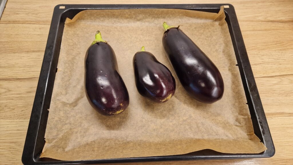 Forberedelse af aubergine til bagning i ovn