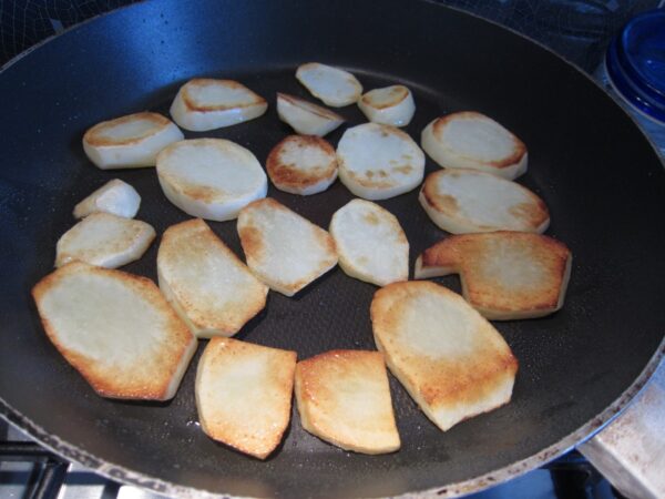 Tegning af kartoffelskiver til original moussaka